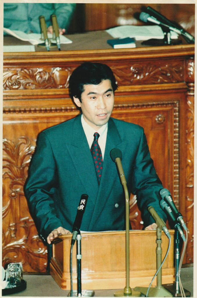 衆院議員初当選後、当時の民主党を代表して、橋本龍太郎首相への質問