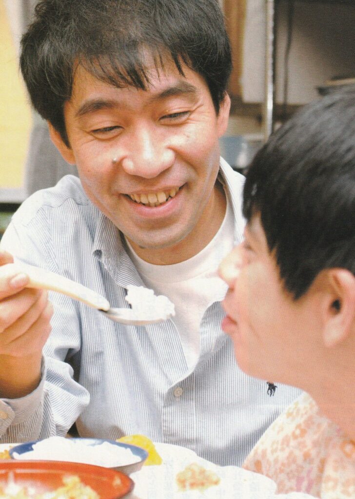 知的障害者の施設で食事の介助