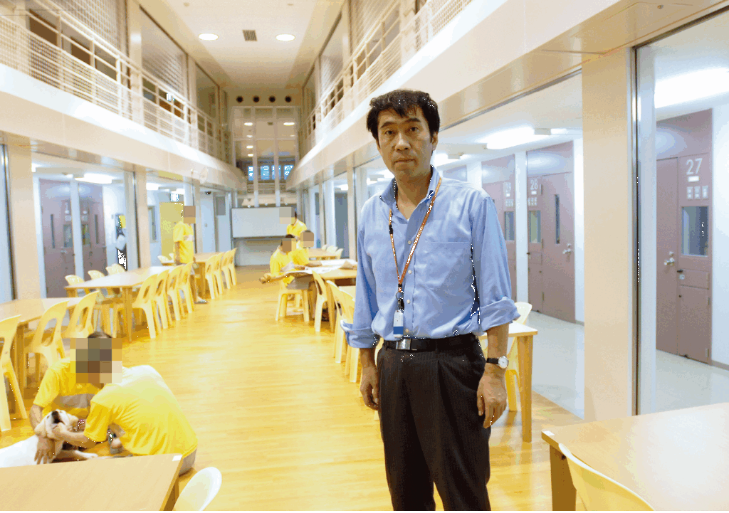 自ら計画立案に関わった刑務所の多目的ホールにて